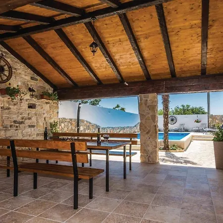 Hotel Stunning Home In Perusic Donji With Wifi Dusic