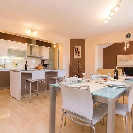 Stunning Home In Perusic Donji With Wifi Hotel Dusic