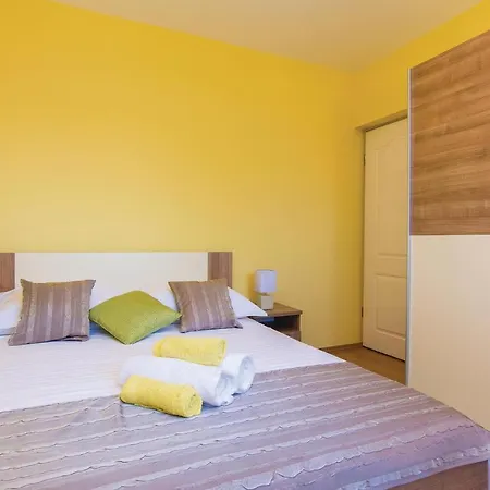 Stunning Home In Perusic Donji With Wifi 3*
