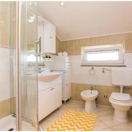 Stunning Home In Perusic Donji With Wifi 3* Dusic