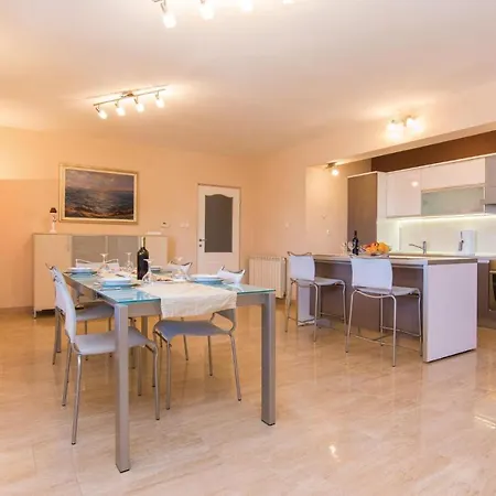 Stunning Home In Perusic Donji With Wifi 3*