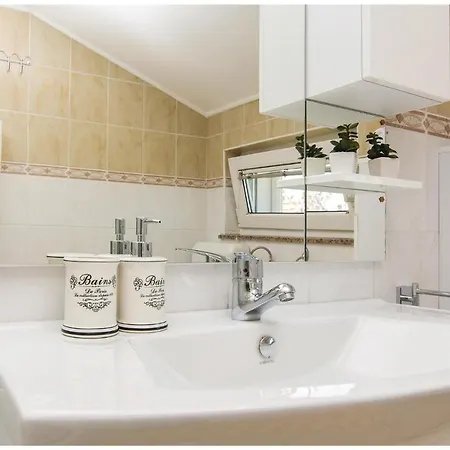 Stunning Home In Perusic Donji With Wifi 3*
