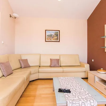 Stunning Home In Perusic Donji With Wifi Hotel 3*