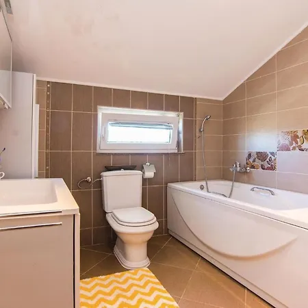 Stunning Home In Perusic Donji With Wifi Hotel 3*