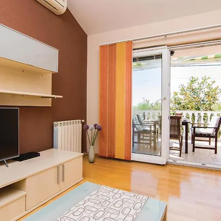 Hotel Stunning Home In Perusic Donji With Wifi
