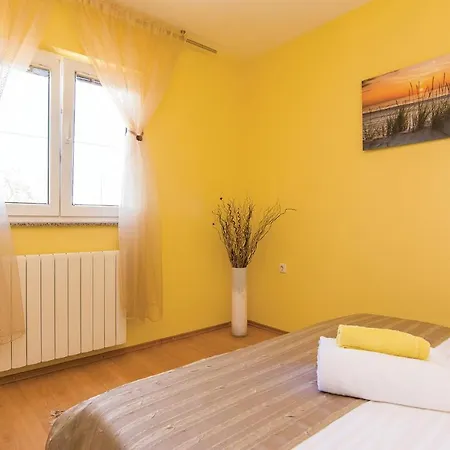 Stunning Home In Perusic Donji With Wifi 3* Dusic