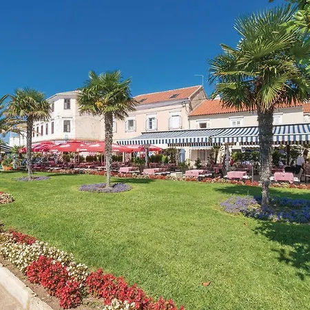 Hotel Stunning Home In Perusic Donji With Wifi Dusic