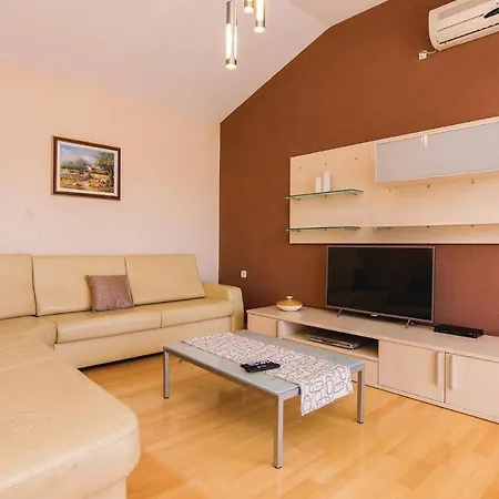 Hotel Stunning Home In Perusic Donji With Wifi 3*