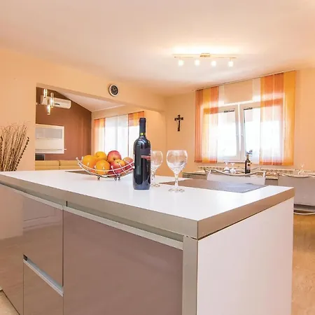 Hotel Stunning Home In Perusic Donji With Wifi Dusic