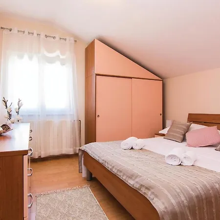 Stunning Home In Perusic Donji With Wifi Hotel
