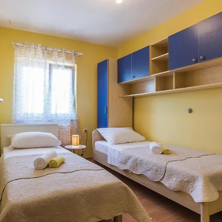 Stunning Home In Perusic Donji With Wifi Hotel 3*